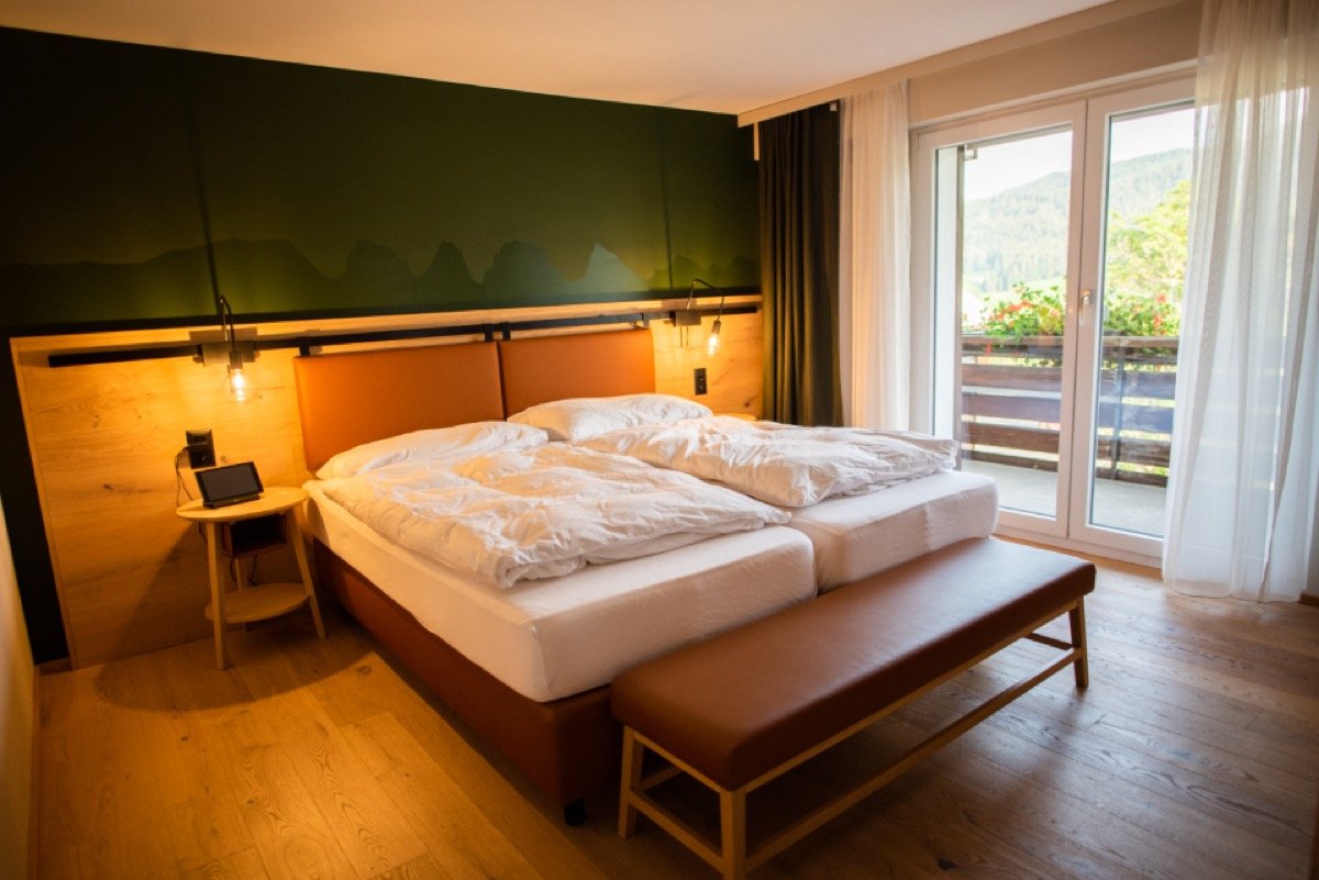 Modern opgemaakt bed met matras in een sfeervolle slaapkamer